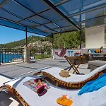 Beach Front Home In Blato Ferienhaus Blato (Korcula)